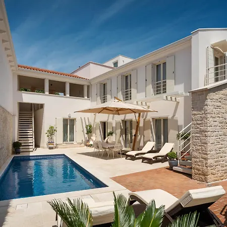 Luxury Frida With Heated Pool *