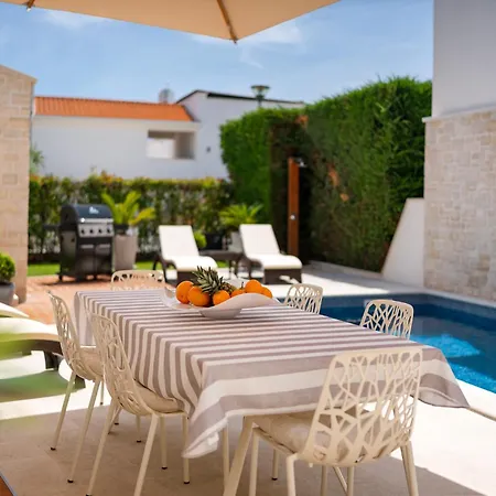 Luxury Frida With Heated Pool Villa Tar-Vabriga