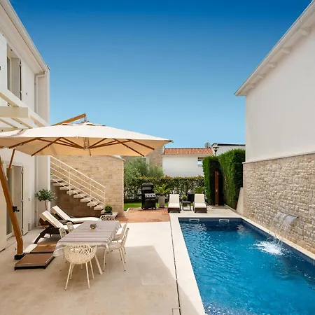 Luxury Frida With Heated Pool Villa Tar-Vabriga