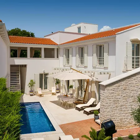 Luxury With Heated Pool *