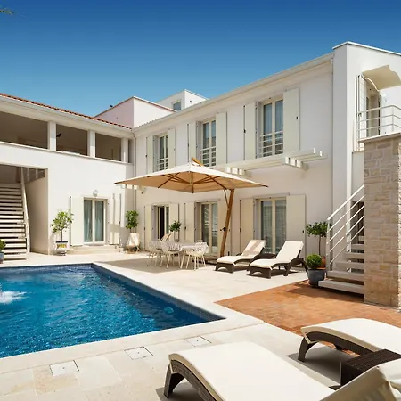 Villa Luxury Frida With Heated Pool *