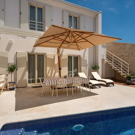 Luxury Frida With Heated Pool *